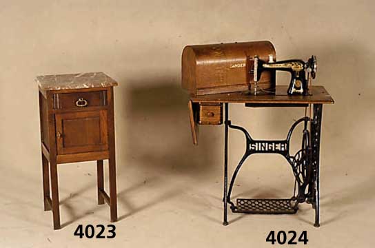 Nachttisch, Belgien um 1920, Eiche massiv, Eiche Furnier, Marmorplatte leicht abgebrochen wenig stÖrend, Gebrauchsspuren, ca. 81x40x38 cm