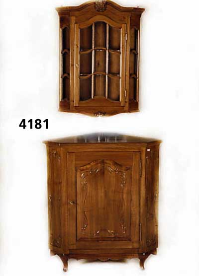 Eckschrank und HÄngeeckschrank, Barockstil- mÖbel, Nußbaum massiv, Nußbaum Furnier, filigrane Schnitzerei, kleine Glasscheibe gebrochen, ...