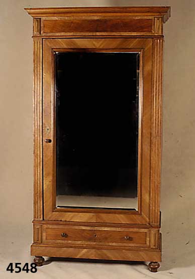 Kleiderschrank, Frankreich um 1900, Nußbaum Furnier, Facettierter Spiegel, 1 Schublade, leichte FurnierschÄden, Gebrauchsspuren, ca. 216x144x55 ...