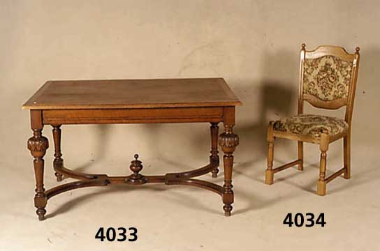 Ausziehtisch, Frankreich um 1900, Eiche massiv, Eiche Furnier, zwei Behelfstischplatten, Tischbeine geschnitzt, Ge brauchsspuren, ca. 75x130x95 cm