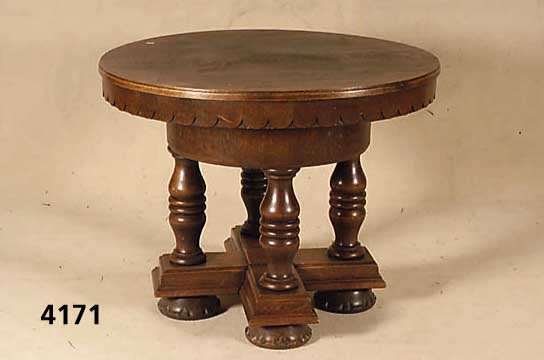 Tisch rund, Deutsch um 1920-30, Eiche massiv, Eiche Furnier, gedrechselte Tichbeine, Gebrauchsspuren, ca. D 99, H 80 cm
