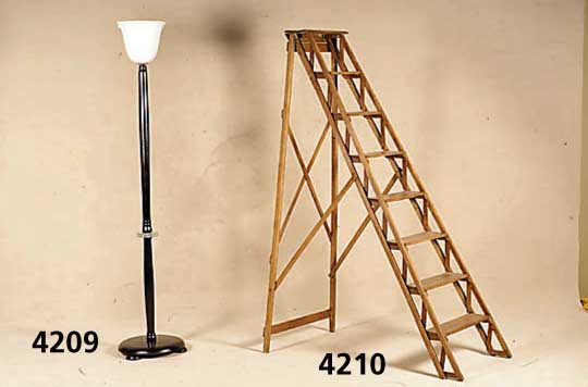 Bibliotheksleister, England, um 1900, Hart- holz gewachst, mit Klappmechanismus, sehr dekorativ, H. ca. 170 cm