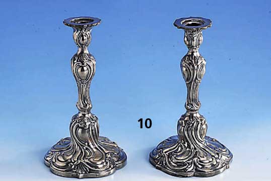 Paar Kerzenleuchter, wohl Hanau um 1900, 830er Silber, 4-fach in sich gegliedert, goudroniert, nachgestochen, fein punziert, im Stil von 1760/70 ...