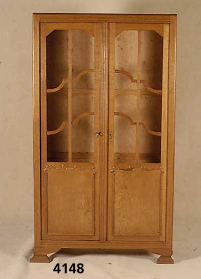 Vitrine, deutsch um 1930, Eiche und Weichholz, massiv und furniert, oberer Teil verglast mit Sprossenleisten, 4 EinlegebÖden, auch als ...