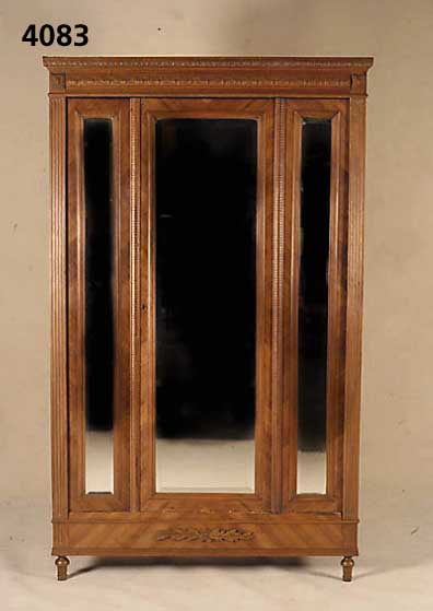 Kleiderschrank, deutsch um 1900, Nußbaum Furnier, 3-tÜrig mit facettiertem Spiegel, Einlegeboden und Sockelschublade, Gebrauchs- spuren, ca. ...