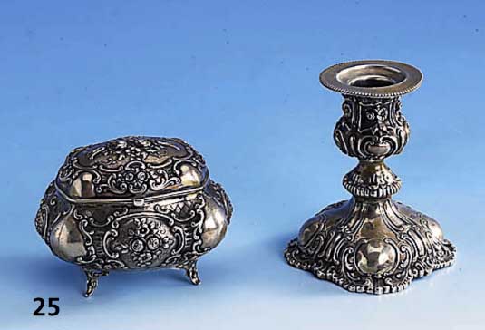 Kerzenhalter und Deckeldose, 800er Silber, wohl Hanau um 1900, im Barockstil nach alt- hollÄndischem Vorbild, Kerzenhalter Fuß l. gedellt, H. ...