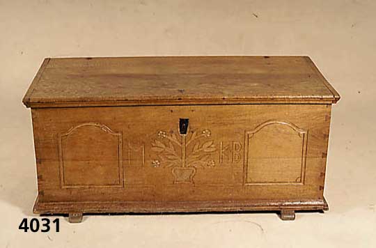 Truhe, sÜddeutsch/Bodensee, um 1830/40, Eiche massiv, original Schloß, Schnitzerei spÄter, Zierleiste 3-fach getreppt, original FÜße und ...
