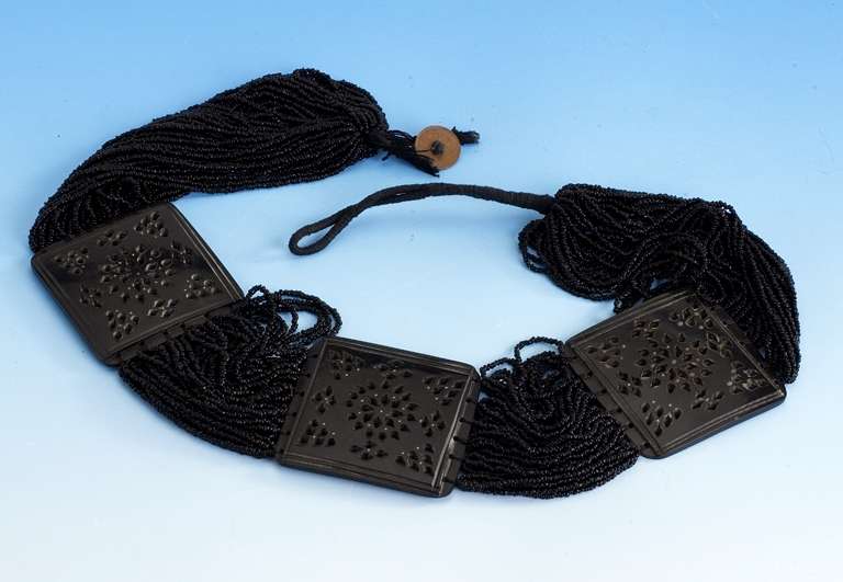 GÜrtel, Indien, fÜr den engl. Markt gemacht, um 1880/90, Horn, Metallpiquee und 6 mehrstrÄngige GlaskugelnstrÄnge, L. ca. 87 cm, sammelw., ...