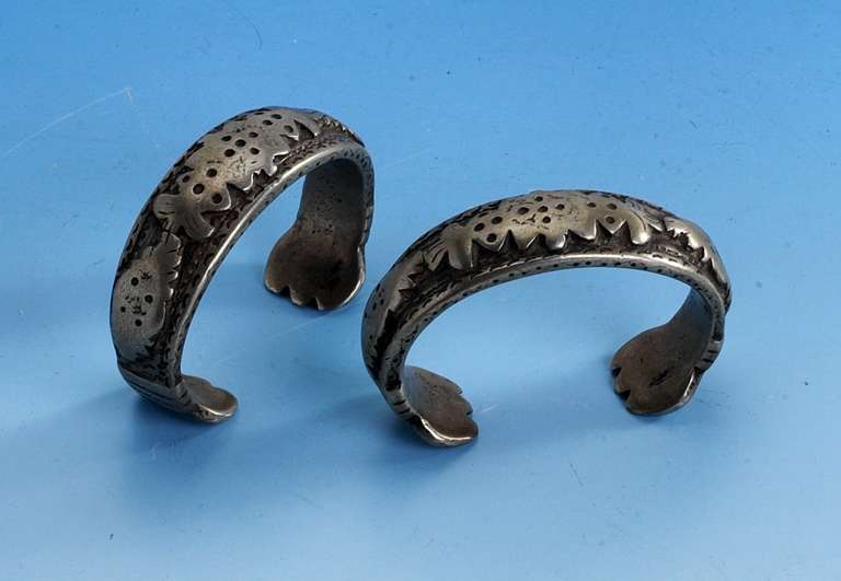 2 Armspangen, wohl Goldenes Dreieck, um 1900, Silber, massiv, sehr selten