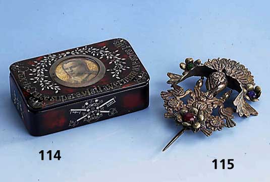 Gewandfibel, Indien 2.H.19.Jh., Silber gepr., Glassteinbesatz, Darst. Pfau mit Jungen, graviert, wohl fÜr den europ. Markt gemacht