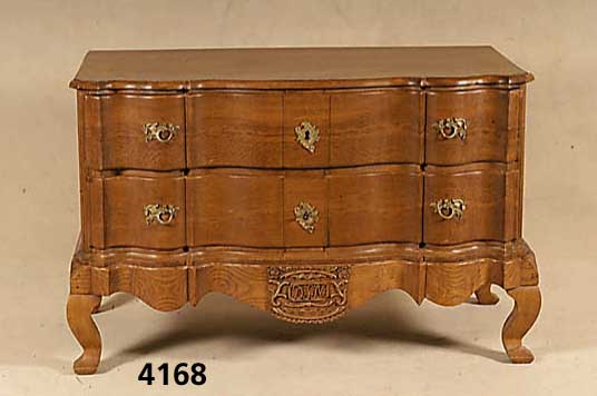 2-schÜbige Kommode, nach dem Vorbild von 1750/ 60, im hollÄndischen Stil, im 19./20. Jhd. unter Verwendung von altem Holz gefertigt, z.T. Eiche ...