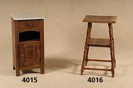 Etagerentisch/Blumentisch, 4.eckig, Beine gedrechselt, deutsch um 1890/1900, Nußbaum massiv, Umlaufleiste, Platte lt. gewÖlbt, vielfach ...