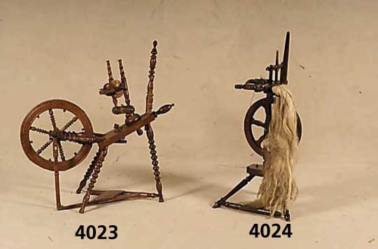 Spinnrad, wohl RumÄnien, 2. HÄlfte 19. Jhd., Buche und Linde massiv, gehfÄhig, restauriert , Roggenstock ersetzt, Gebrauchsspuren, bÄuer- lich, ...