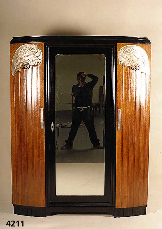 Art Deco-Schrank, Frankreich um 1920, Nuß- baum teils massiv, teils furniert, einige Elemente schwarz abgesetzt, AußentÜren mit Profilierungen ...
