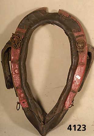 Pferdekummet, deutsch, um 1900, Buche massiv , mit Lederbespannung, alte Monturen, Korros- ionsspuren, sekundÄr rot gefaßt, Altersspuren, ca. ...