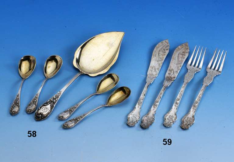 Eisbesteck fÜr 10 Personen, deutsch um 1900, 800er Silber, teilvergoldet, reich floral verziert, best. aus: 10 Eis- lÖffel und Heber, zus. ca. ...