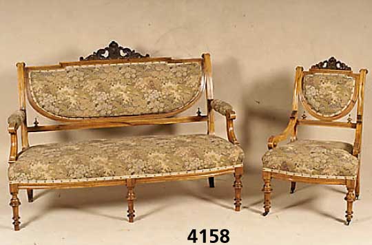 Sitzgarnitur einer Saloneinrichtung, deutsch, um 1880, bestehend aus 2-Sitzer Sofa u. 2 Stuhlsessel, Rahmen Nussbaum massiv, im ecklizistischem ...