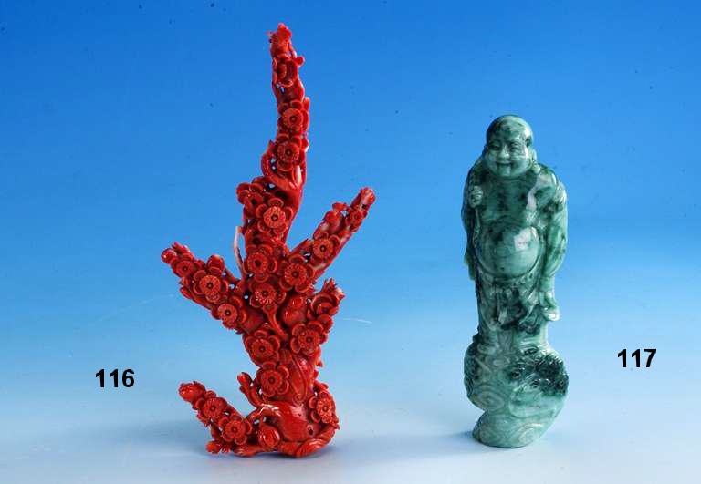 Skulptur aus Nephrit, sogn. Dickbauch- buddha, Lohan, fein ausgearbeitet, gute Beobachtung der Steinstruktur, umlaufend vollplastisch, reiche ...