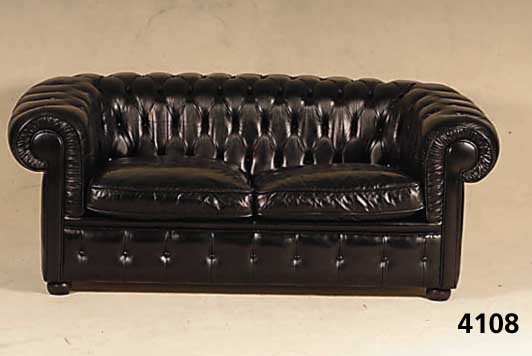 Chesterfield-Ledercouch, England, 60er Jahre, in traditionell klassischer Verarbeitung, RÜcken und Lehnen geheftet und genoppt, lose Sitzkissen, ...