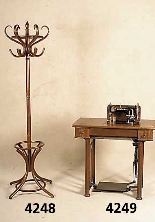 Thonet-Garderobe, deutsch-Österr., um 1900, Bugholz, Schaft gedrechselt, leichte Gebrauchsspuren, sehr praktisch, ca. H 186 Durchm. 65 cm(SP: 300 ...