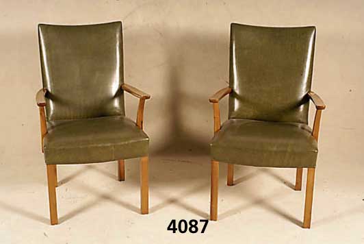 3 ArmlehnstÜhle, deutsch, um 1950/60, Gestell z.T. Nußbaum bzw. Buche massiv, Feder- kern maigrÜne, lederÄhnliche BezÜge, patiniert , sparsame ...