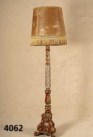 Lampe, Italien, im Stil des florentinischen FrÜhbarocks, Linde aus dem Vollholz, SÄule z.T. gudroniert, Muschel- und Blattdekor aus dem ...