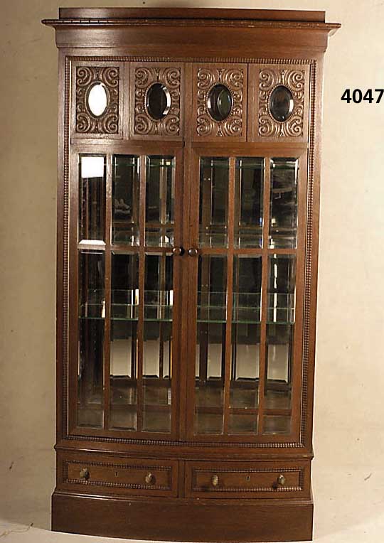 Vitrinenschrank, deutsch, um 1908/10, wohl Karlsruhe, Hartholz, Eiche, Eichefurnier, auf Rahmen gearbeitet, Front leicht geschwungen, ...