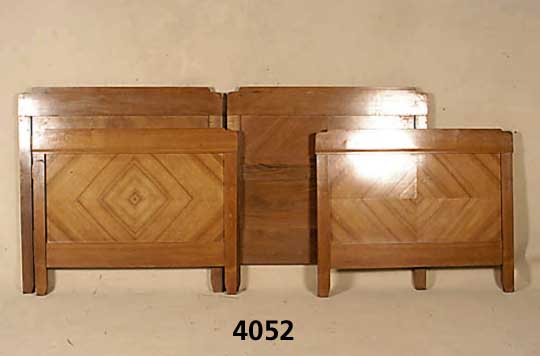 2 Betten, sÜddeutsch um 1880/90, Korpus Buche und Weichholt, Wurzelnußfurnier doppelt gespiegelt, schÖne harmonische AusfÜhrung, ...