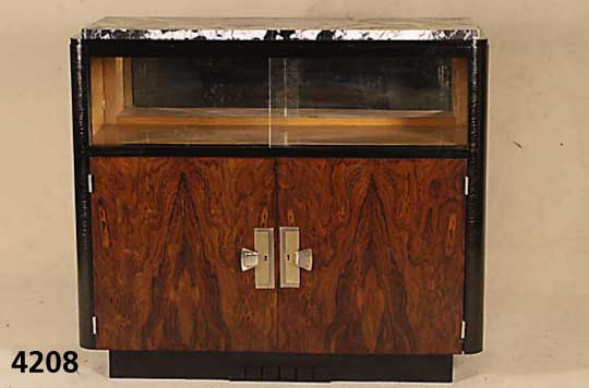 ArtDeco-Sideboard, Frankreich, um 1920, Palisanderwurzel gespiegelt furniert, z.T. schwarz abgesetzt, verspiegeltes Vitrinen-/ Barfach mit ...