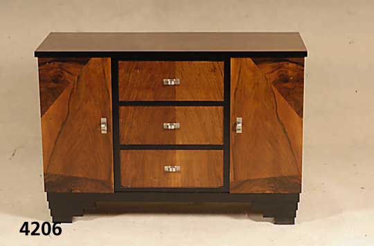 ArtDeco-Kommode, Frankreich, um 1930, kauka- sisch Nußbaum und Wurzelnuß in geometrischem Bild furniert, z.T. schwarz abgesetzt, gestuf- te ...