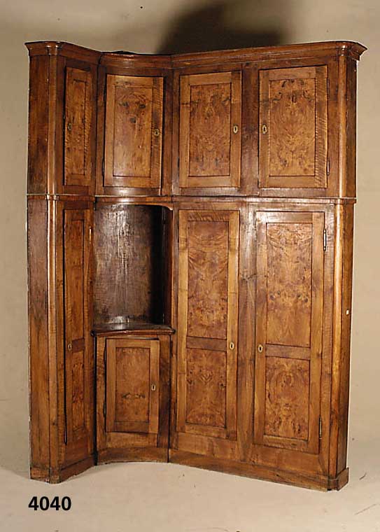 Biedermeier-Wandverkleidung, fÜr Eckeinbau, deutsch, um 1820/30, Nußbaum massiv, 8-tÜrig, TÜrfÜllung in gespiegeltem Wurzelholz , ...