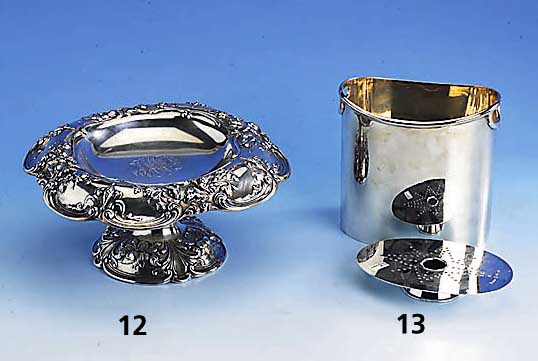 Fußanbietschale, Amerika, um 1900, 925er Silber, Gorham, reich floral verziert, mittig Bes.-Monogr., feiner Guß, nachgestochen, ca. 595 g, H ...