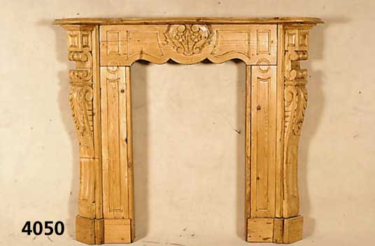 Kaminverkleidung, deutsch um 1880, GrÜnderzeit , Weichholz, restauriert, gewachst, aus dem Vollholz reich geschnitzt mit stilisiertem Wa ppen, ca. ...
