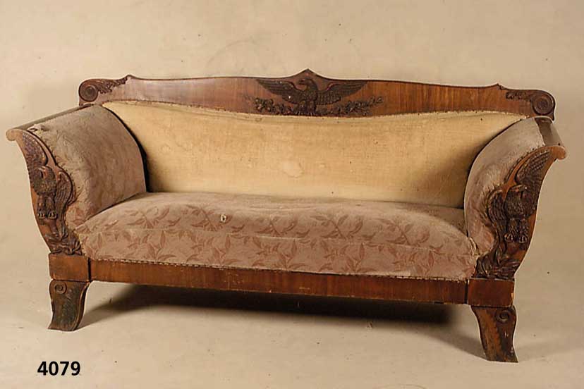 2-Sitzer Prunk-Sofa, Main-Franken, um 1835/40, Korpus Weichholz, Nussbaumfurnier mit aufgesetzten plastischen Adlern, aus dem Vollholz geschnitzt, ...
