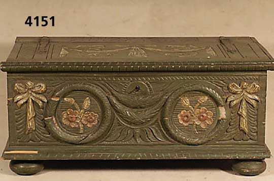 Leinentruhe, Bodensee, um 1820/30, aufgesetzte reiche Schnitzereien aus dem Vollholz, Girlanten und Blumen in Zierrahmen, dieser beschÄdigt, ...
