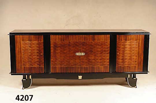 Art Deco Sideboard, Frankreich/Paris um 1940, Rio-Palisander gespiegelt furniert, z.T. ebonisiert, dekorative Furnier-Einlegearbeiten und feine ...