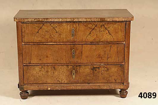 Biedermeier-Kommode, deutsch, um 1830/35, Korpus Weichholz, dickes Nussbaum-SÄgefurnier mit schÖner, durchgehender Maserung, Deckplatte passig, ...