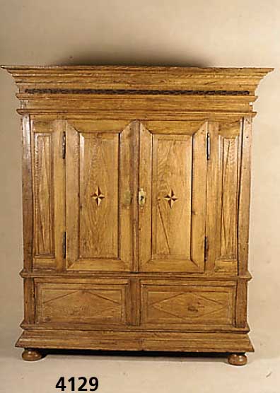 Hochzeitsschrank, mitteldeutsch, um 1790/1810, Eiche massiv, Front, Kopf und Fuß auf Rah- men gearbeitet, aufgesetzte Leisten, 3- bzw. 4-fach ...