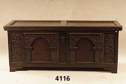 Linnentruhe, wohl norddeutsch, um 1770/1810, z.T. auf Rahmen gearbeitet, Eiche massiv, Deckel einfach getreppt, mit Zierleiste, Front mit ...