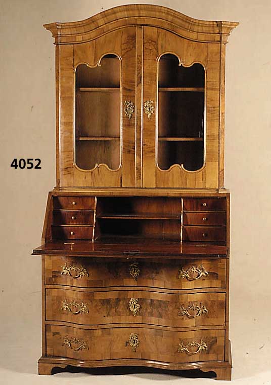 BarockstilaufsatzsekretÄr, mitteldeutsch, zweiteilig, Front doppelt geschweift, Korpus Weichholz, Nußbaumfurnier mit abwechslungs- reicher ...