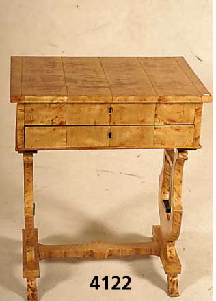 NÄhtisch, nach dem SpÄtbiedermeiervorbild von 1830/35, Weichholz, dickes Birkefurnier, Unterbau mit Lyrawangen, leicht schwundrissig, unter ...