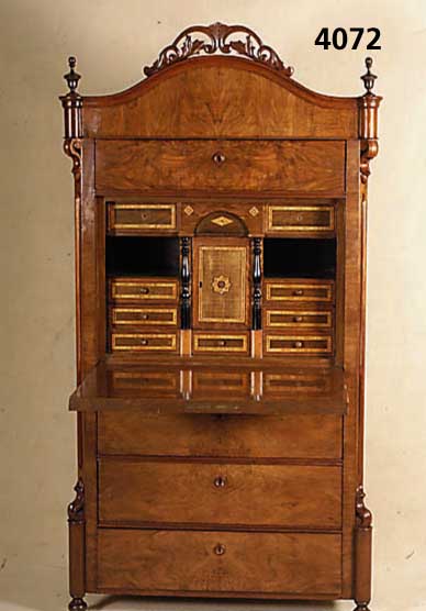 SchranksekretÄr, mitteldeutsch, um 1860/70, Korpus Weichholz, z.T. Linde, Ecken abge- schrÄgt, aufgesetzte Schnitzerei aus dem Voll- holz, ...