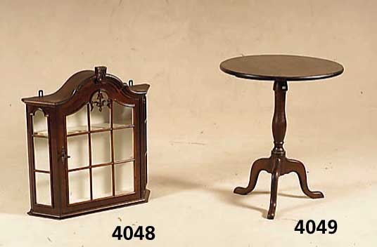 HÄngevitrine, Barockstil, Korpus Weichholz, Wurzelnußfurnier, z.T. gespiegelt, Ecken ab- geschrÄgt, Sprossenfenster, Einlegeboden, original ...