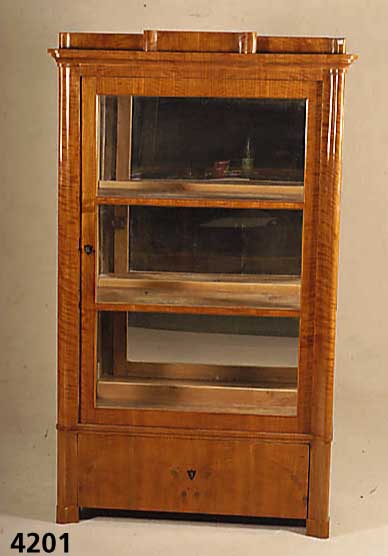 Biedermeierstilvitrine, Berlin/ostisch, nach dem Vorbild von 1830, Korpus Weichholz aus alten Teilen zusammengesetzt, dickes Kirsch- baumfurnier, ...
