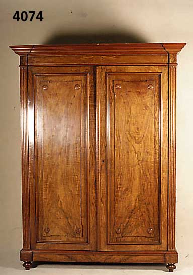 Kleiderschrank, deutsch, um 1890, auf Rahmen gearbeitet, Korpus Weichholz/Hartholz, schÖnes z.T. gespiegeltes Wurzelnußfurnier von hoher ...