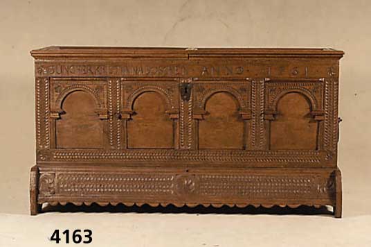 Flachdeckeltruhe, mittel- bzw. norddeutsch, 18. Jhd., ursprÜnglich wohl Hochzeits- oder Leinentruhe, Front mit Flachschnitzereien, Arkaden und ...