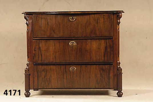 3-schÜbige Kommode, mitteldeutsch, um 1845/55, Korpus Weichholz, Palisanderfurnier, Ecken abgekantet, aufgelegte Schnitzereien aus dem Vollholz, ...