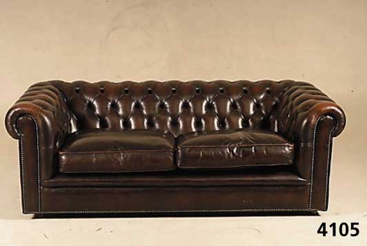 Ledercouch, wohl England, 30er/40er Jahre, 2-sitzer, hervorragende Verarbeitung, RÜcken und Seiten geheftet und genoppt, 2 lose Kissen , ...