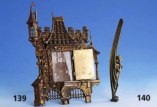 Standbilderrahmen, deutsch um 1895/1900, Bronze massiv, erhabener Dekor in Form eines Hauses, schÖne Durchbrucharbeit, sehr feiner Guß, ...