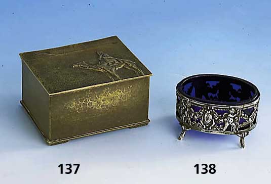 Deckeldose, Wiener Bronze, um 1900, WÜstendarst. mit Beduine auf Kamel, Holz- korpus, ca. 6 x 10.5 x 8.5 cm